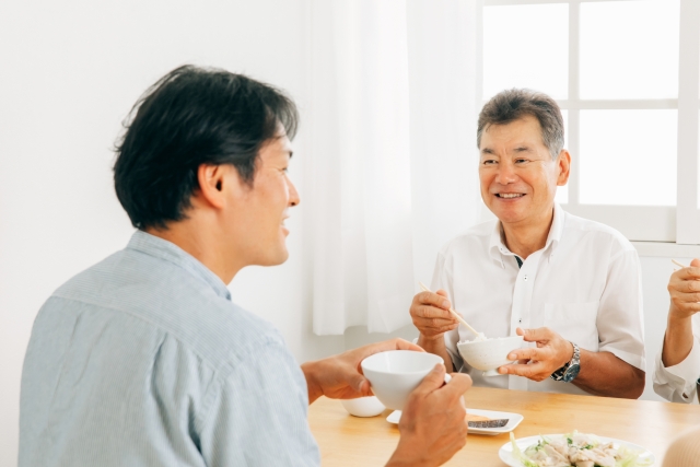 家族と話す男性