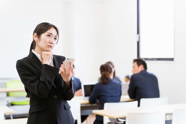 職場で悩む女性