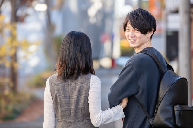 振り向く男性