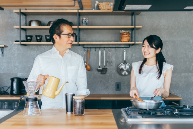 料理をする男女