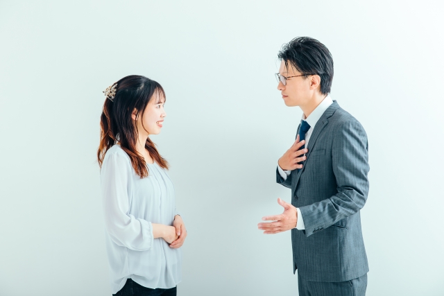 立って会話する男女